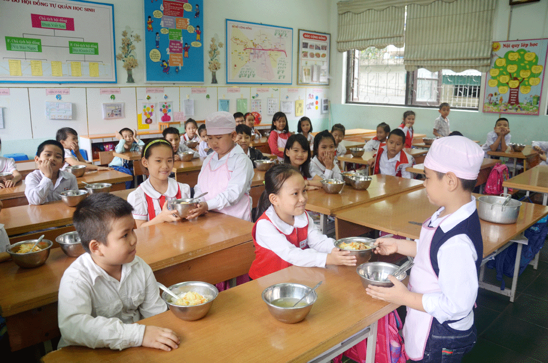 Giờ ăn của học sinh lớp 3A2, Trường Tiểu học Hà Lầm (TP Hạ Long)