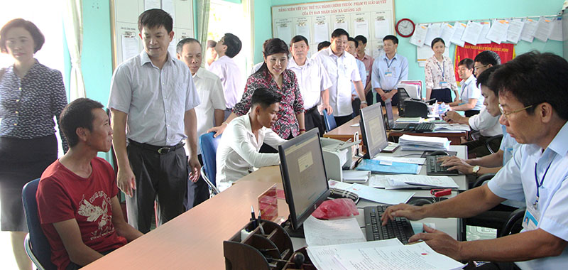 Đoàn công tác của tỉnh, huyện kiểm tra bộ phận 1 cửa tại xã Quảng Lợi. Ảnh Văn Triều, CTV 