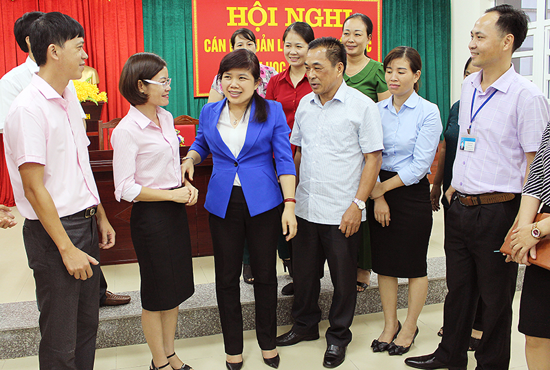 Bí Thư huyện ủy Nguyễn Thị Thu Hà, tìm hiểu tâm tư nguyện vọng của cán bộ Quản lý các trường học. 