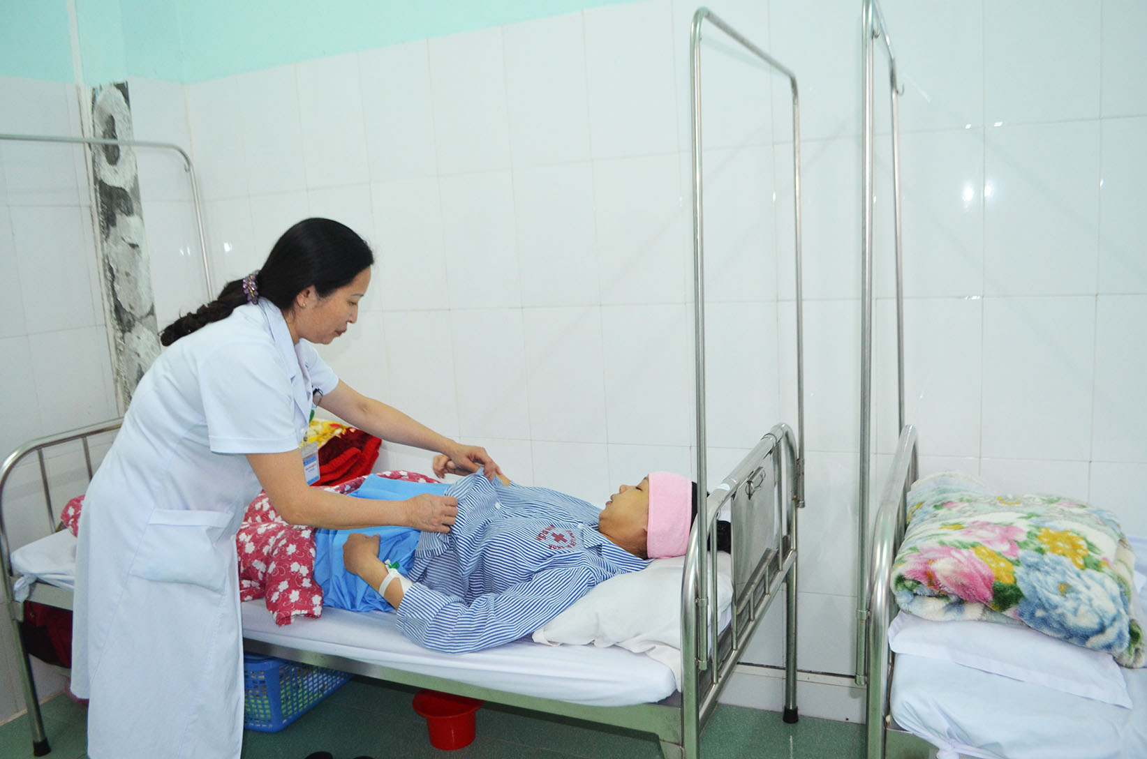 Trong 5 năm trở lại đây TT Y tế huyện Vân Đồn cũng đã thu hút được  11 bác sĩ (trong ảnh: Thăm khám cho sản phụ tại TT Y tế huyện Vân Đồn)