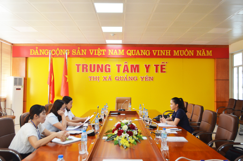 Đại diện TT Y tế TX Quảng Yên trao đổi với phóng viên Báo Quảng Ninh về lý do giữ bằng gốc của người lao động