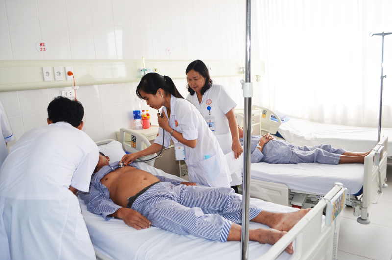 Thăm khám bệnh nhân đang điều trị tại TT Y tế TX Quảng Yên