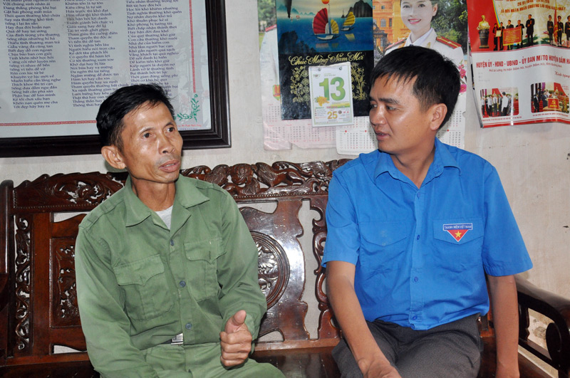 Ông Trầm trao đổi tình hình công việc với cán bộ xã Đầm Hà phụ trách thôn Sơn Hải.