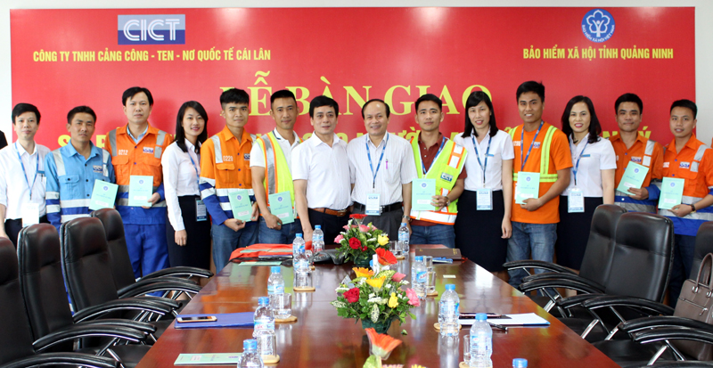 Lãnh đạo BHXH tỉnh bàn giao sổ BHXH cho NLĐ tại Công ty TNHH Cảng container quốc tế Cái Lân (TP Hạ Long).