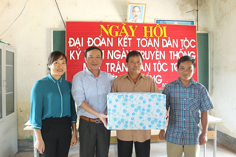 Đồng chí Nguyễn Xuân Việt, Phó Bí thư Thường trực Huyện ủy tặng quà cho bà con thôn Phiêng Chiểng, xã Đồng Tâm, huyện Bình Liêu.