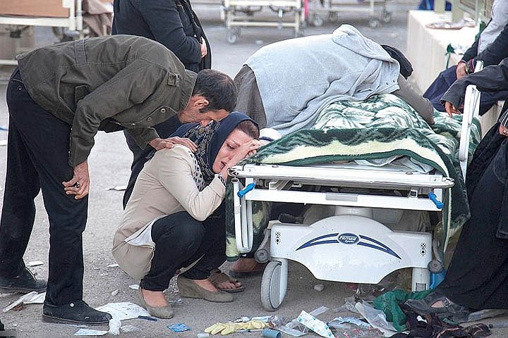 Người phụ nữ này đau khổ rơi lệ bên thi thể một nạn nhân động đất ở thành phố Sarpol-e Zahab ở tỉnh Kermanshah, miền tây Iran. Ảnh: Reuters.