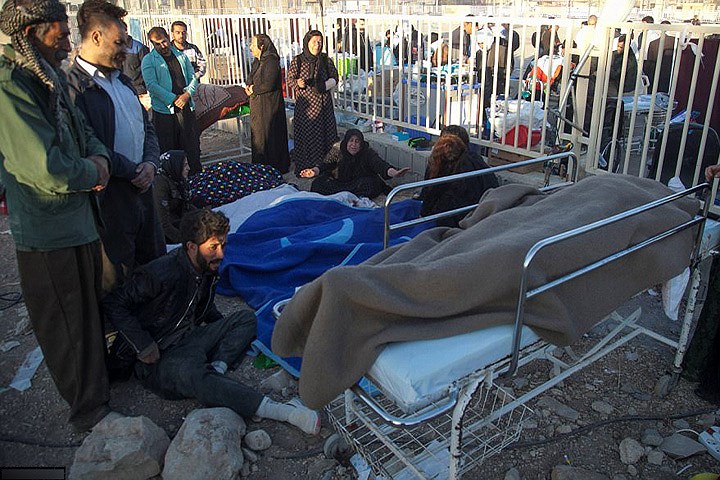 Hàng loạt người dân địa phương đang khóc thương bên thi thể các nạn nhân ở hạt Sarpol-e Zahab, tỉnh Kermanshah. Ảnh: Reuters.