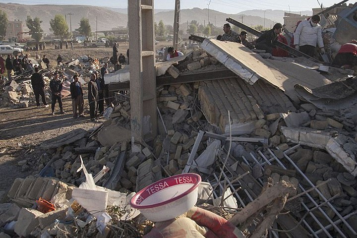 Lực lượng cứu hộ đang phải hoạt động liên tục để tìm kiếm những người sống sót trong đống đổ nát ở Sarpol-e Zahab. Ảnh: AFP.