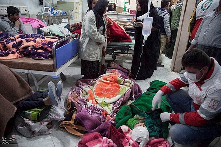 Các bệnh viện và trung tâm y tế ở vùng xảy ra động đất của Iran đang bị quá tải bệnh nhân. Ảnh: Reuters.