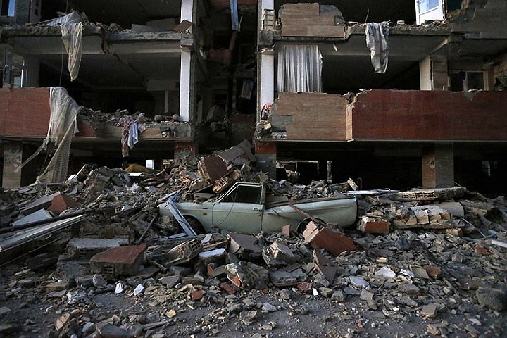 Bức hình này cho thấy sức tàn phá của cơn địa chấn 7,3 độ đối với tòa nhà và ô tô. Ảnh: AP.