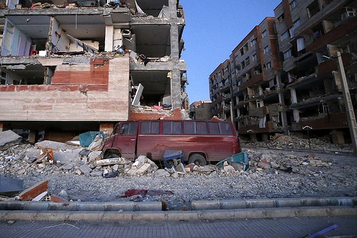Các tòa nhà ở miền tây Iran giờ chỉ còn là đống đổ nát sau địa chấn. Ảnh: AP.