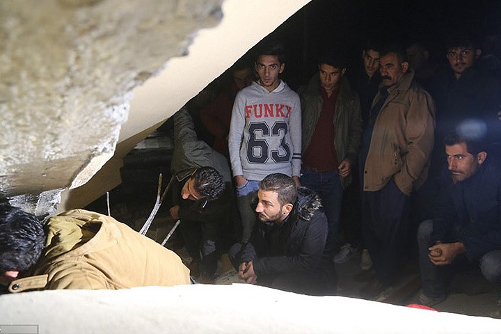 Cư dân địa phương ở thành phố Sulaymaniyah đông người Kurd, Iraq, đang tìm kiếm những người sống sót dưới đống đổ nát. Ảnh: Getty.