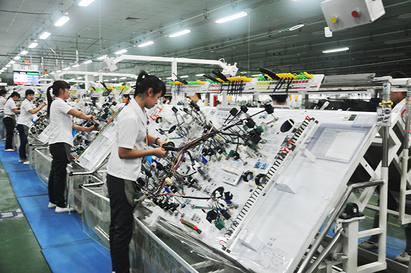Sản xuất thiết bị điện tử tại Chi nhánh Công ty TNHH YAZAKI, KCN Đông Mai, TX Quảng Yên. ( Thanh Hằng)