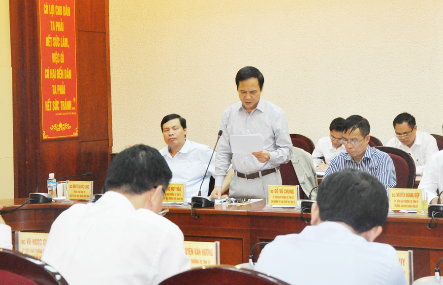 Đồng chí Đặng Huy Hậu, Phó Chủ tịch Thường trực UBND tỉnh báo cáo tại buổi làm việc