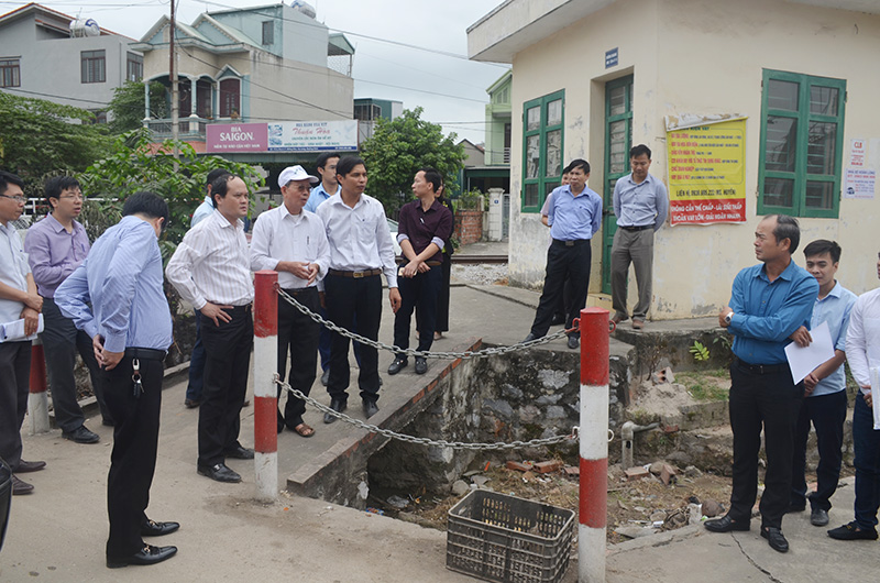 Đồng chí Vũ Văn Diện, Phó Chủ tịch UBND tỉnh kiểm tra điểm ngập nụt tại ngã 3 Ba Lan, phường Giếng Đày