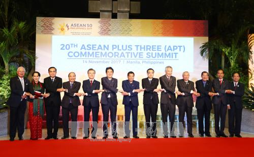Thủ tướng Nguyễn Xuân Phúc (thứ tư từ trái sang), Tổng thống Hàn Quốc Moon Jae-in (thứ 5 từ trái sang), Thủ tướng Nhật Bản Shinzo Abe (thứ 6 từ trái sang), Thủ tướng Trung Quốc Lý Khắc Cường (thứ 6 từ phải sang) cùng các Trưởng đoàn ASEAN chụp ảnh chung. Ảnh: Thống Nhất/TTXVN