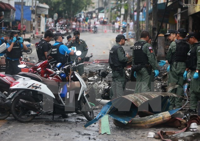 Lực lượng rà phá bom điều tra tại hiện trường một vụ đánh bom ở tỉnh Yala, Thái Lan ngày 26/7/2014. AFP/TTXVN