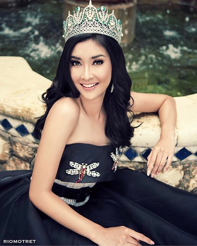 Cô từng giành được ngôi vị Á hậu 1 trong cuộc thi Puteri Indonesia 2017.