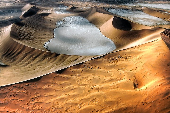   Sa mạc Namib ở Namibia. Những đụn cát đỏ vàng và cây khẳng khiu ở đây làm chúng ta liên tưởng tới bề mặt Sao Hỏa./.