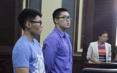 Hai bị cáo Quang và Sum tại phiên tòa.