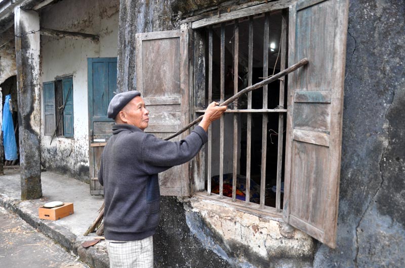 Ông Hoàng Văn Long, thôn Đông, xã Dực Yên, huyện Đầm Hà là đối tượng được thụ hưởng từ đề án hiện đang sống trong căn nhà đã xuống cấp trầm trọng
