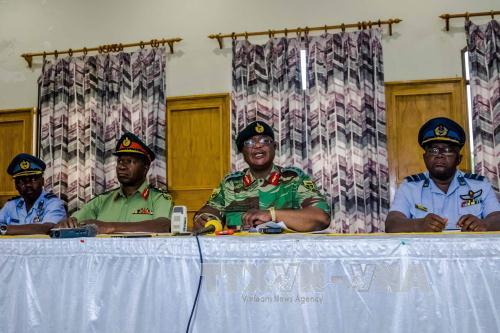 Tư lệnh Lực lượng quốc phòng Zimbabwe Constantino Chiwenga (giữa, phải) và Tư lệnh quân đội quốc gia Zimbabwe Valerio Sibanda (giữa, trái) trong cuộc họp báo tại trụ sở quân đội ở Zimbabwe ngày 13/11. Ảnh: AFP/TTXVN