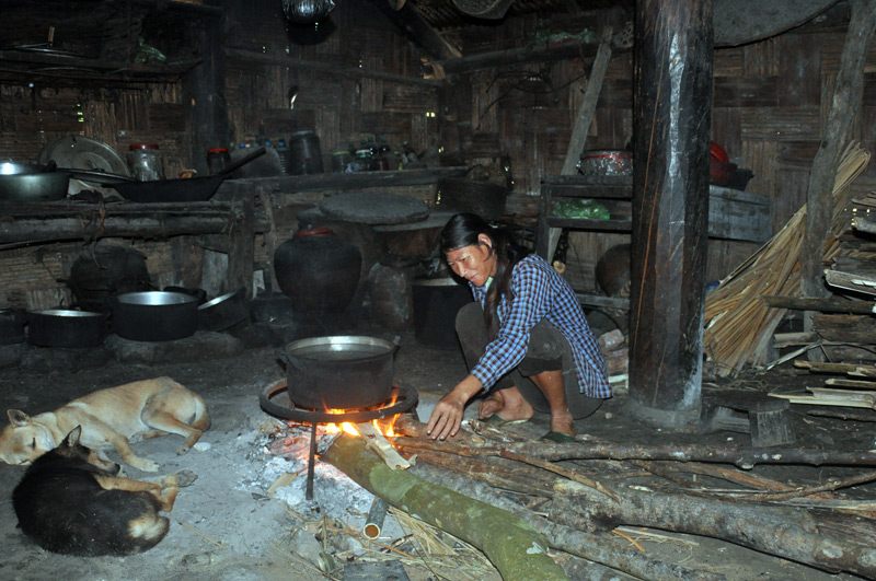 Căn nhà của gia đình chị Chíu Nhì Múi và anh Chìu Chăn Phu, xóm Tài Cóong Mỉng đồng thời là nhà khi và bếp nấu ăn.