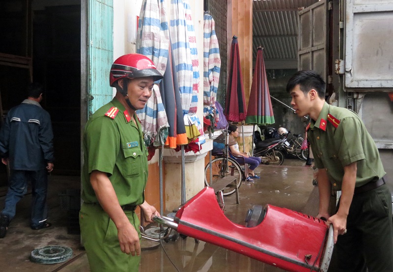 Công an huyện Ba Chẽ giúp các hộ dân tại chợ thị trấn Ba Chẽ khắc phục hậu quả sau đợt mưa lũ tháng 8/2017.