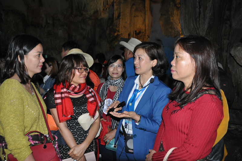 Hướng dẫn viên Ban quản lý Vịnh Hạ Long hướng dẫn du khách tham quan động Thiên Cung