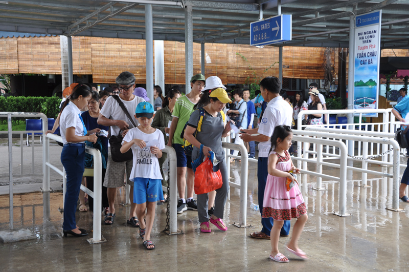 Khách du lịch tham quan Vịnh Hạ Long qua cổng soát vé Cảng tàu khách quốc tế Tuần Châu