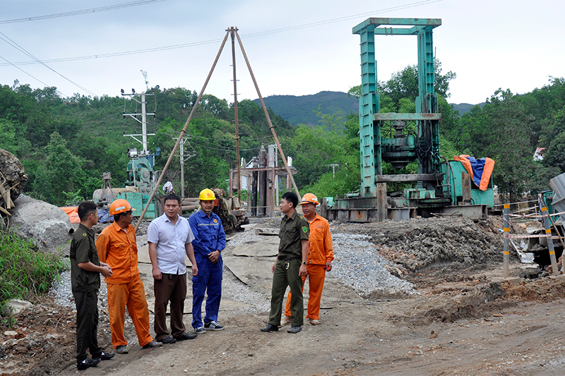 Công an xã Sơn Dương, huyện Hoành Bồ nắm tình hình hoạt động khai thác tài nguyên, khoáng sản trên địa bàn xã. Ảnh: Tuấn Hương