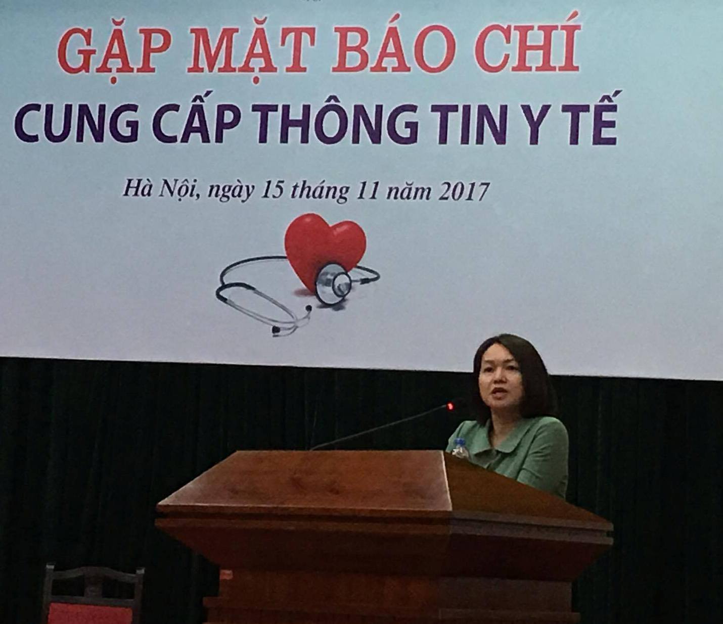 Bà Trần Việt Nga cung cấp thông tin về đề xuất cắt giảm thủ tục hành chính thuộc lĩnh vực ATTP. Ảnh: VGP/Thúy Hà