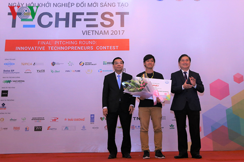 Ông Phan Xuân Dũng, Chủ nhiệm Ủy ban Khoa học, Công nghệ và Môi trường Quốc hội và ông Chu Ngọc Anh, Bộ trưởng Bộ Khoa học và Công nghệ trao giải cho đội đạt giải nhất Cuộc thi tìm kiếm tài năng khởi nghiệp Techfest 2017.