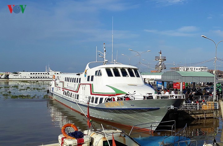   Du khách có hai lựa chọn để ra đảo là đi máy bay hoặc về với Kiên Giang đi tàu ra đảo.