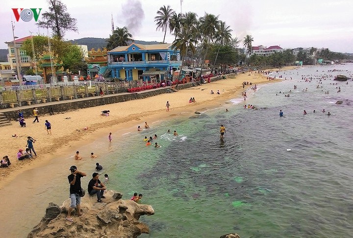   Bãi tắm ngay chân Dinh Cậu cũng thu hút rất nhiều khách du lịch.