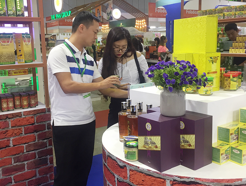 Gian hàng OCOP Quảng Ninh thu hút du khách tới mua sắm