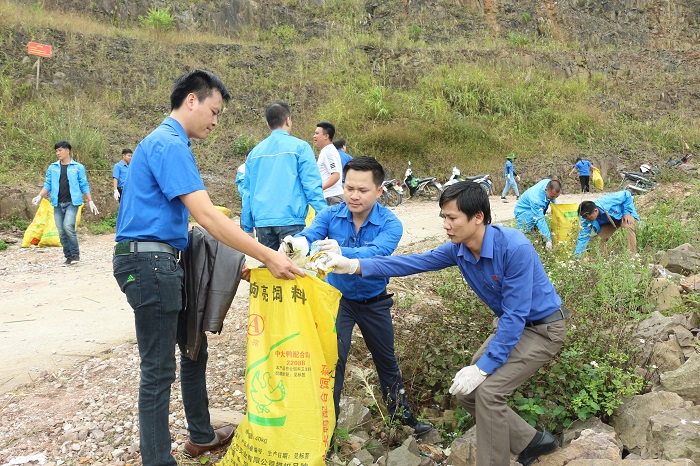 ĐVTN Huyện Đoàn Bình Liêu và Ba Chẽ ra quân thu gom rác tại đường biên, cột mốc biên giới huyện Bình Liêu. Ảnh: La Lành (CTV)
