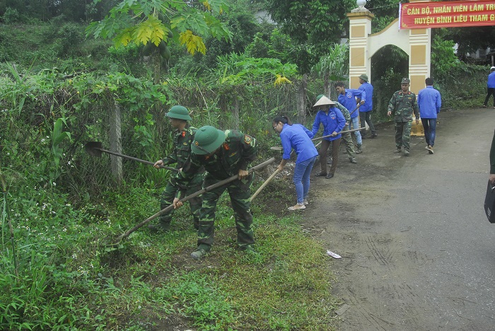 Lâm trường 156, thuộc Đoàn KT-QP 327, hỗ trợ người dân bản Đồng Cậm (xã Hoành Mô) dọn vệ sinh đường ngõ