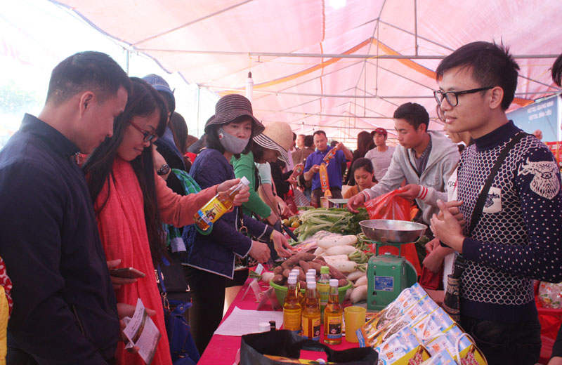 Sản phẩm OCOP dầu sở Bình Liêu được giới thiệu và bán tại lễ hội hoa Sở huyện Bình Liêu năm 2016.