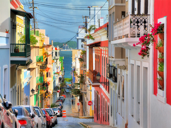   8. San Juan, Puerto Rico. San Juan là nơi có tất cả mọi thứ như: bãi biển nguyên sơ, các nông trại ngập tràn hoa trái. Là nơi có nhịp sống ồn ào, nhưng cũng rất đỗi êm đềm. Nhiều du khách đến với thành phố này chỉ để được dạo bước trên những con đường nhỏ được làm bằng đá cuội, ngắm nhìn những ngôi nhà sơn màu Pastel và những hàng cây xanh mướt. 