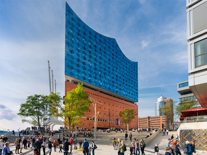   4. Hamburg, Đức. Phòng hòa nhạc vừa mới xây với số tiền 790 triệu Euro là lý do bạn nên đến Hamburg vào năm tới. Điểm đặc biệt của công trình này là những bức tường bằng kính. 