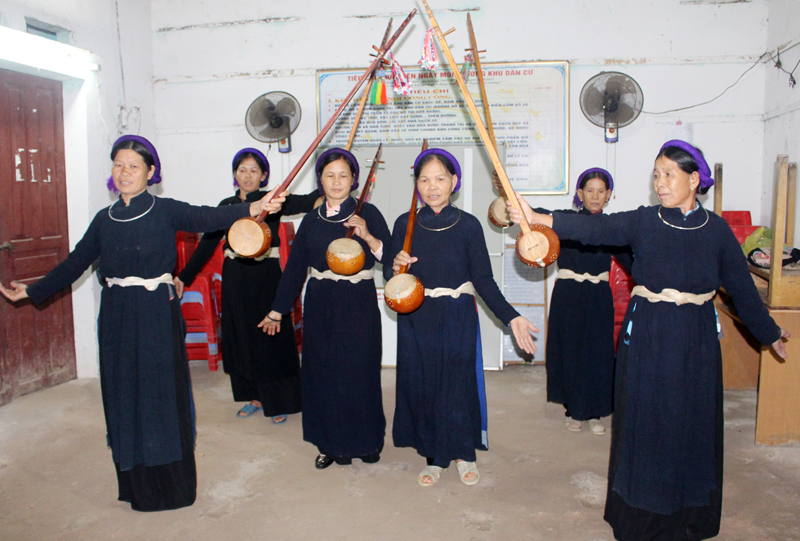 Câu lạc bộ hát then, thôn Chang Nà, xã Tình Húc, huyện Bình Liêu luyện tập các tiết mục văn nghệ phục vụ khách du lịch.