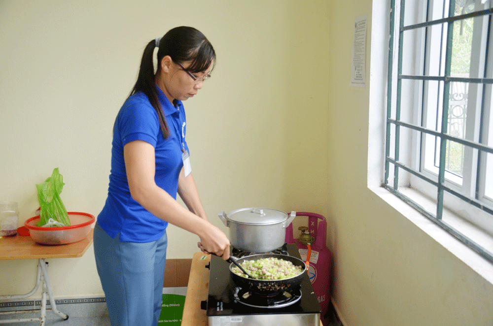 cô giáo Lê Thị Xuân, điểm trường Khe Vằn, Trường Mầm non Húc Động phải vừa dạy học vừa nấu ăn