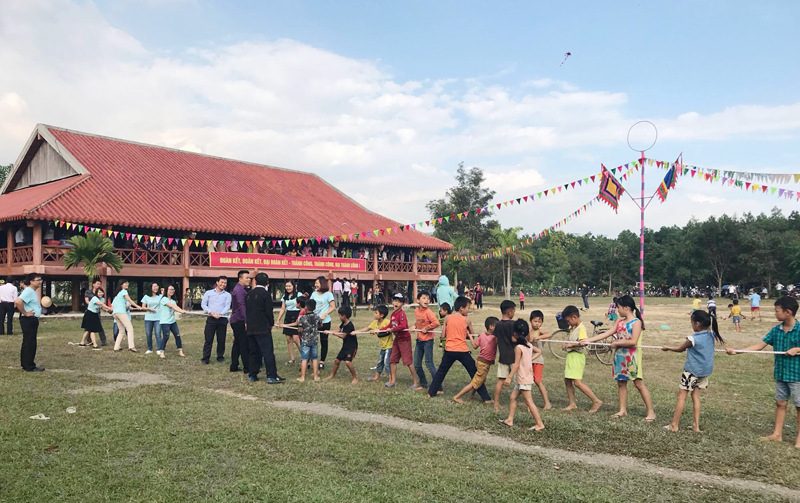 Người dân tham gia các trò chơi dân gian trong Ngày hội Đại đoàn kết toàn dân tại Bằng Cả, Hoành Bồ