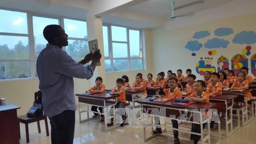Học sinh trường tiểu học Đình Bảng 2, thị xã Từ Sơn, tỉnh Bắc Ninh trong giờ học tiếng Anh với giáo viên người nước ngoài. Ảnh: Thanh Thương/TTXVN