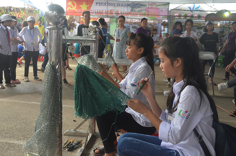 Các làng nghề truyền thông như: đan lới, làm thuyền và các ngư cụ được các em học sinh trổ tài tại hoạt động trải nghiệm