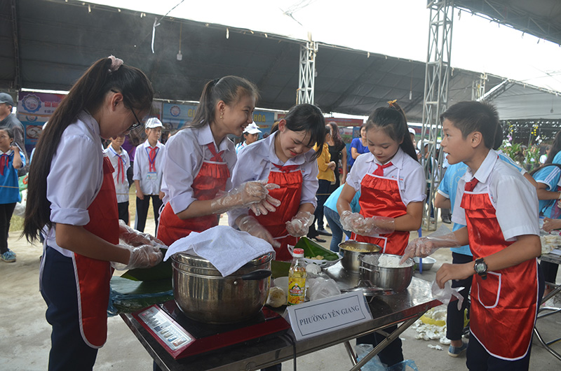 Các em học sinh đều thích thú khi được trực tiếp làm các món ăn đặc trưng của Quảng Yên