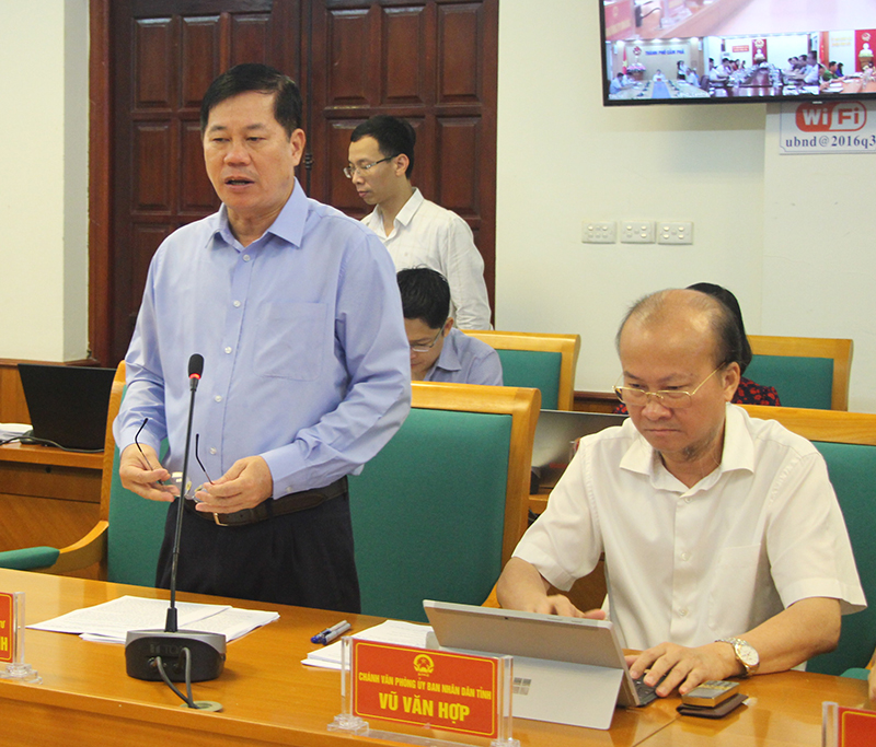 Đồng chí Nguyễn Văn Minh, Giám đốc Sở Kế hoạch-Đầu tư báo cáo tình hình kinh tế-xã hội năm 2017.