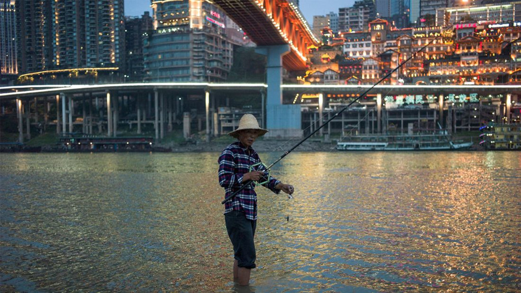 Với vị trí nằm bên bờ sông Dương Tử, Trùng Khánh là điểm xuất phát phổ biến với những du khách muốn đến tham quan đập Tam Hiệp. Vùng thung lũng sông rộng lớn vẫn giữ được nét hấp dẫn dù đã bị chìm một phần sau khi xây dựng con đập khổng lồ. Ảnh: Fred Dufour/AFP/Getty Images.