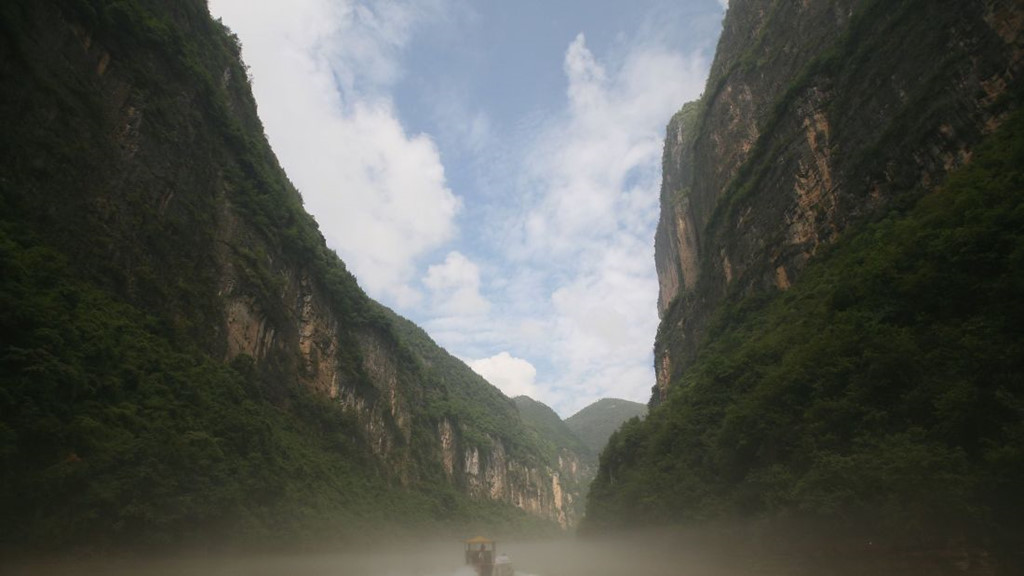 Một chiếc thuyền lướt qua hẻm núi Vu Hiệp (hay còn gọi là hẻm núi sương mù) trên sông Dương Tử,  đoạn gần huyện Vu Sơn. Ảnh: Andrew Wong/Getty Images Asia Pac/Getty Images.